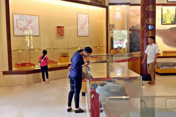 Du khách tham quan những cổ vật của Lam Kinh xưa được lưu giữ trong nhà trưng bày ở Lam Kinh