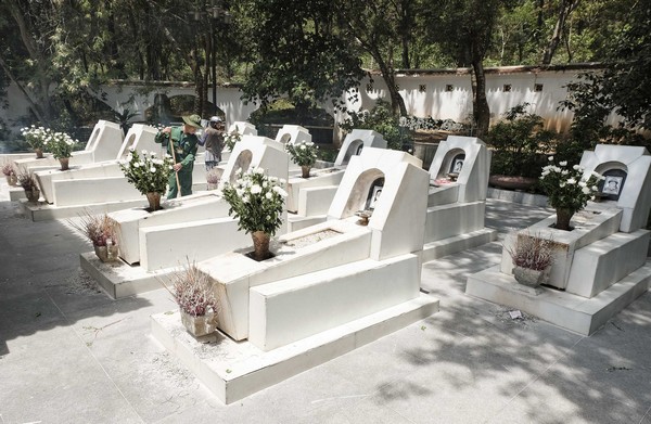 Khu mộ 10 nữ anh hùng liệt sĩ