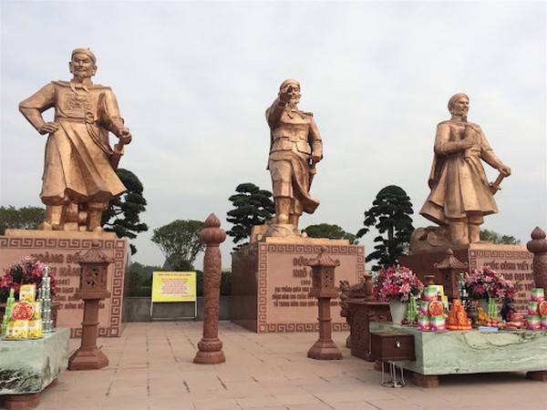 Tượng của 3 vị anh hùng dân tộc: Ngô Quyền, Lê Đại Hành và Trần Hưng Đạo trên quảng trường Chiến thắng.