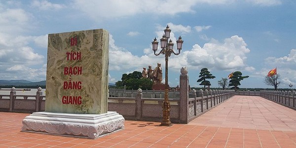 khu di tích lịch sử Bạch Đằng Giang thuộc thôn Tràng Kênh, xã Minh Đức, huyện Thủy Nguyên, cách trung tâm thành phố Hải Phòng 20km