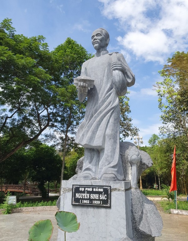 Tượng cụ Phó bảng Nguyễn Sinh Sắc trong khuôn viên
