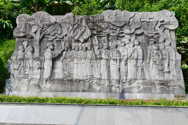 bức phù điêu lớn 34 chiến sỹ trong buổi lễ thành lập Đội Việt nam tuyên truyền Giải phóng quân